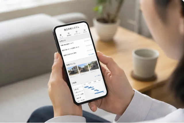 スマートフォンでプランを確認する様子